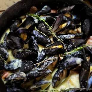 mussels in a skillet