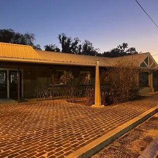 the outside of the restaurant