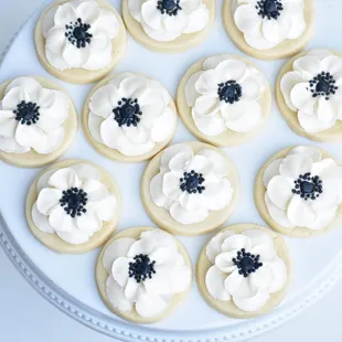 Elegant white anemone cookies