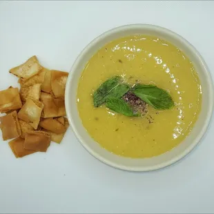 a bowl of soup and crackers