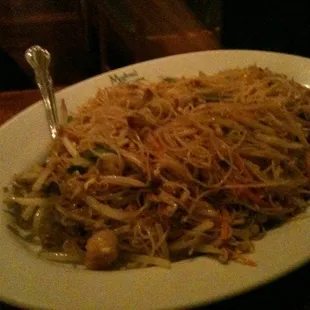 Rice noodles with roast pork, shrimp and curry