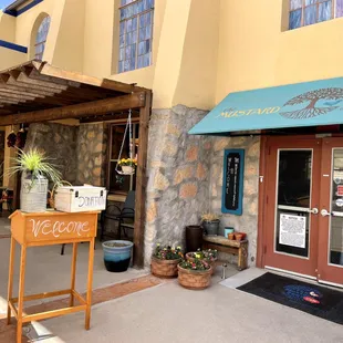 We provide a warm welcome and the GIFT of a tasty meal - all meals are served free of charge, with no requirements!