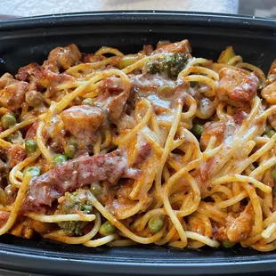 Spaghetti with sun dried tomatoes, broccoli, peas and chicken. So delicious!