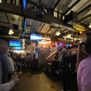 Mutts is the best, we come here on wednesday to play trivia. Massive selection of draft beers, you can never go wrong coming to mutts!