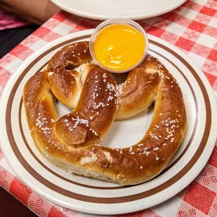 a pretzel on a plate