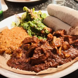 Kantisha Tsebhi. Vegetarian: mushroom and potatoes, with side of lentil (left).