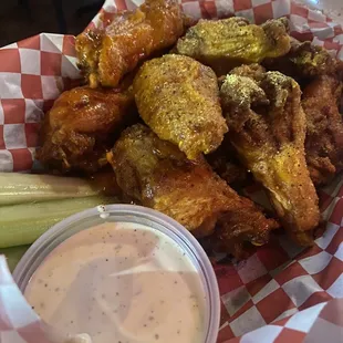Lemon pepper wings w/hot sauce