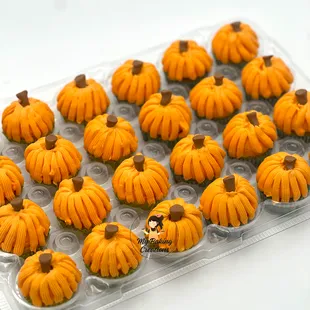Mini pumpkin theme cupcakes