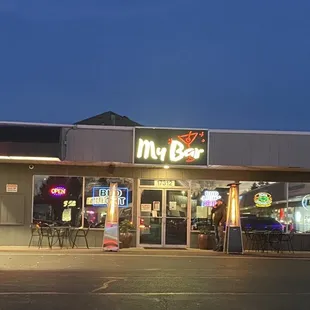 the front of the restaurant at night
