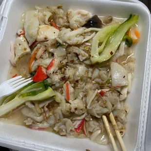 Seafood noodle is crumbled .