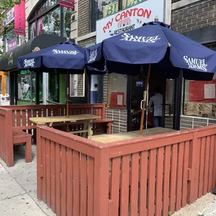 the outside of the restaurant