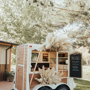 Outdoor bar is a fun touch to an outdoor cocktail hour!