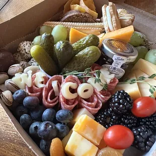 "Welcome" charcuterie box