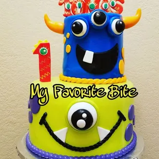 This cake is a vanilla cake with a filling of custard and fresh strawberries