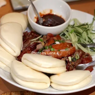 C1 Roast Duck (Boneless) w. Buns 湖南烤鸭(无骨鸭)+饼(6个）($41.95)