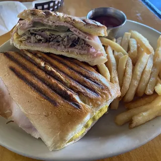 Pan Cubano Y Bean Dip