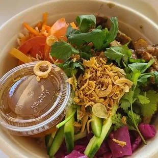 MAMA MAI&apos;S CHICKEN GARLIC RICE BOWL