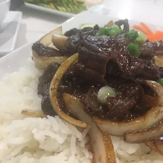 Stir Fry Beef and Caramelized Onions with Rice