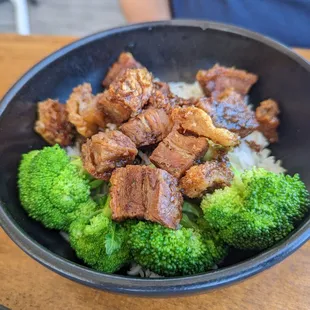 Garlic pepper pork lunch bowl
