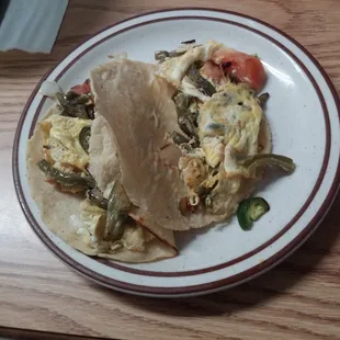 heuvos y nopales en mais