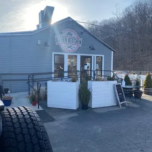 the outside of the restaurant