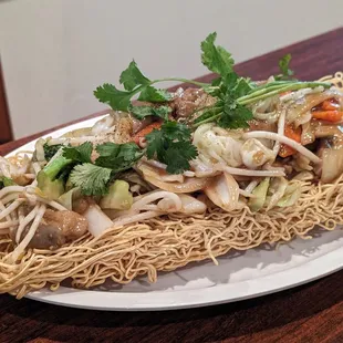 Mi xào, with chicken.