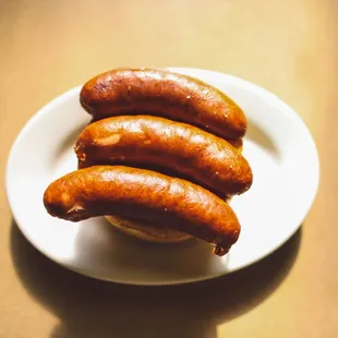 ows a plate of hot dogs