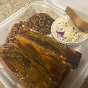 Rib dinner with baked beans and coleslaw