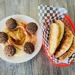 falafels hummus comes with either pitas or laffa bread