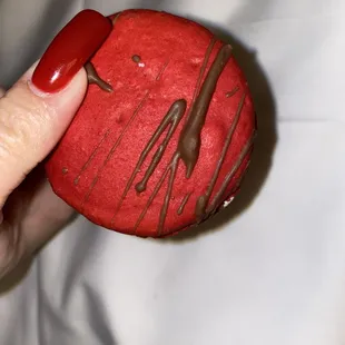 Strawberry chocolate macaroon