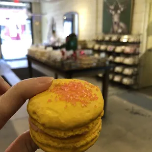 Raspberry lemonade macaron