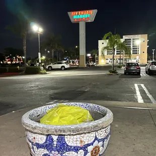 Beautiful ceramic garbage can but filthy curbs
