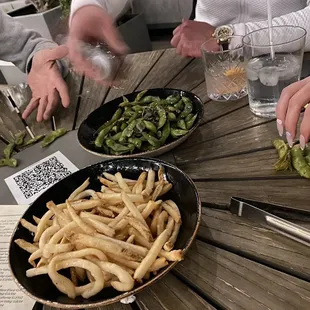 No plate, no napkin.we were just putting the edamame's on table and didnt know how clean our hands.