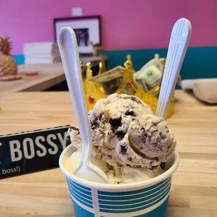 Golden oreo &amp; salted caramel oreo Queen order (double scoop)