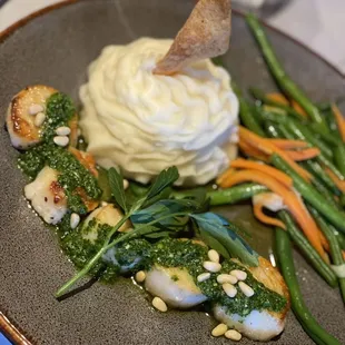 Scallops with arugula pesto