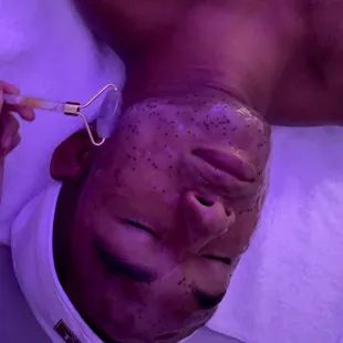 Relaxing amethyst face roller during a men's facial while their jelly mask sets