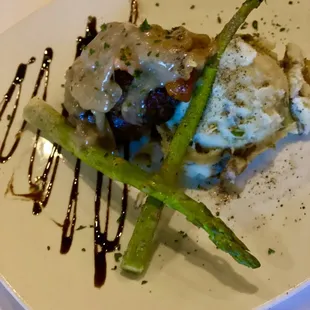 Tenderloin Medallions with mashed potatoes and asparagus