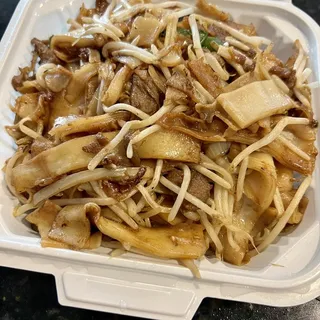 Chow Fun with Beef & Soy Sauce ⼲炒⽜河