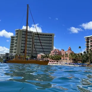 Na Hoku II coming in to dock in front of Duke' restaurant between Moana Surfrider and Royal Hawaiian