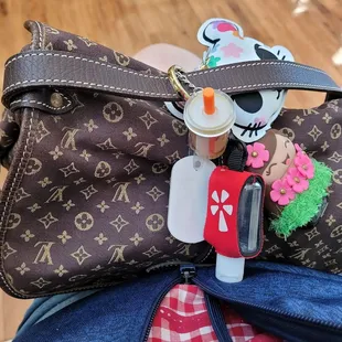 @Qmc Na Makana Gift Shop; 3/31/2023. Pau with my lil Lunch, heading back to my Hubby room.