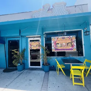 the outside of the restaurant