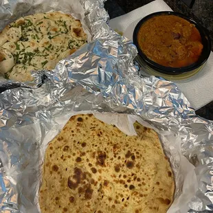 Baalti Gosht chicken. 2 ROTI NAAN, 1 Garlic Naan