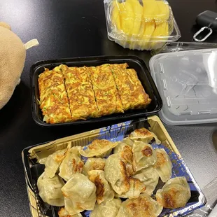 Chicken &amp; veggie dumplings, rolled egg, mango slices