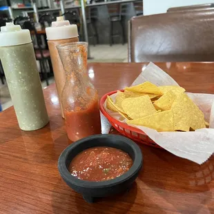 nachos, salsa and condiments