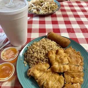 Lemon chicken W/  egg roll &amp; fried rice. As well with a sweet tea.