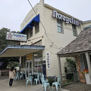 the outside of the restaurant