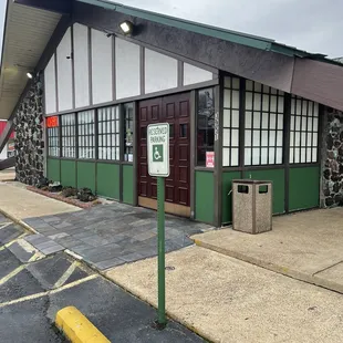 the entrance to the motel
