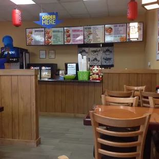 the inside of a fast food restaurant