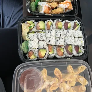 Nagoya Roll, Salmón Avocado Roll and their AMAZING Krab Rangoon