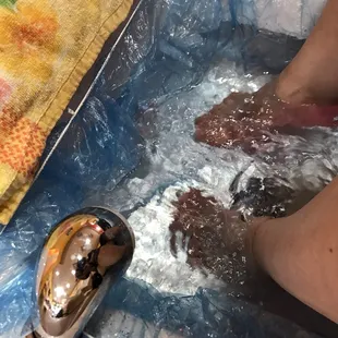Plastic lined pedi tub.